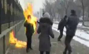 Kirguistán: mujer desempleada protesta prendiéndose fuego