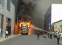 Bus interprovincial se incendia en el centro de Lima