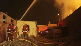 Incendio en fábrica de Chosica será controlado recién en dos días