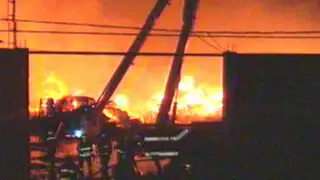 Incendio consume fábrica de colchones en Lurigancho-Chosica