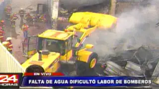 Continúan esfuerzos para sofocar incendio en almacén del Callao