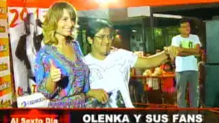 Olenka causó sensación entre sus fans con firma de calendarios