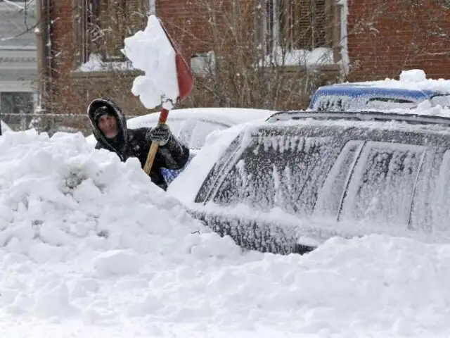 EE.UU. niño muere dentro de auto mientras padre retiraba la nieve