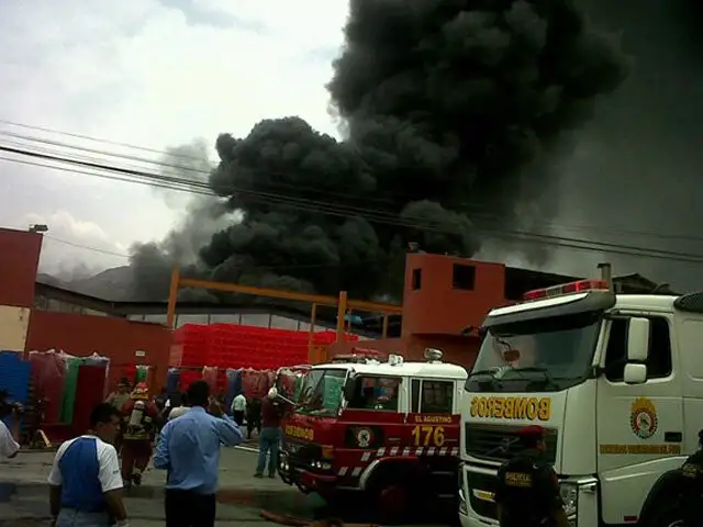 Incendio destruye fábrica de plásticos en San Juan de Lurigancho