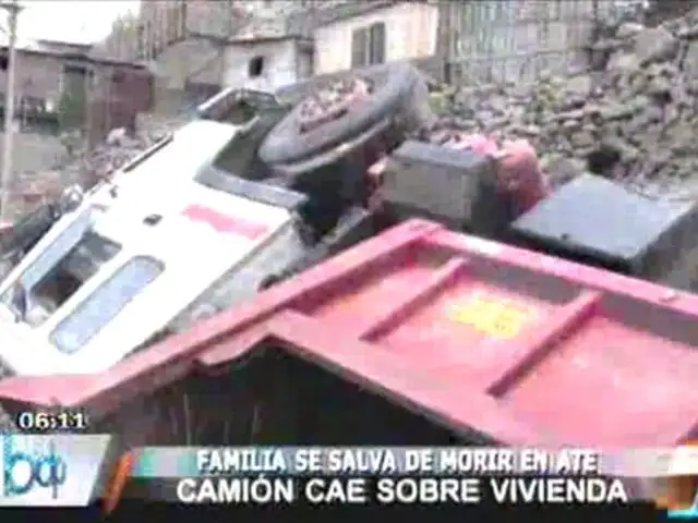 Ate Vitarte: vehículo pesado se volcó sobre casa y chofer se da a la fuga
