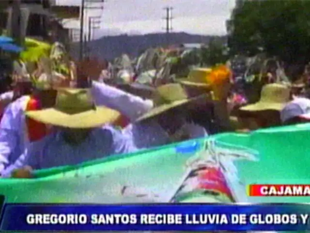 Cajamarca: Gregorio Santos recibe globazo de agua en pleno carnaval