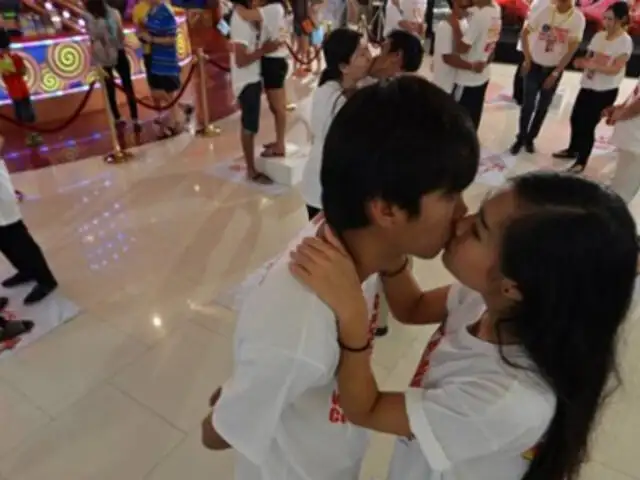Tailandia: parejas rompen récord de beso más largo por San Valentín