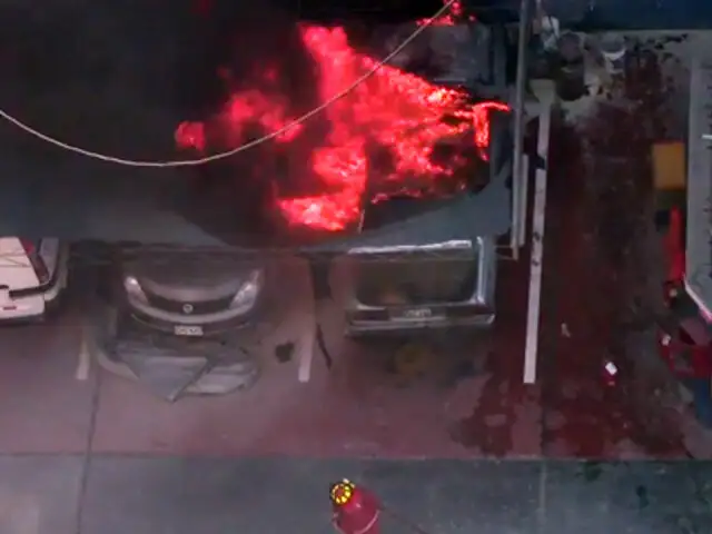 Incendio destruyó dos vehículos en cochera de Santa Beatriz