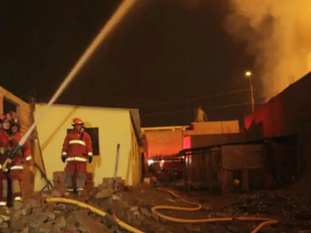 Incendio en fábrica de Chosica será controlado recién en dos días