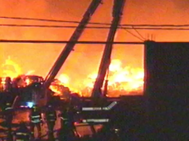 Incendio de grandes proporciones se registra en almacén del Callao