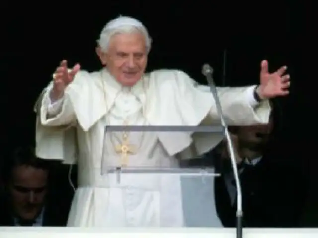 Benedicto XVI dio última bendición dominical ante Plaza de San Pedro