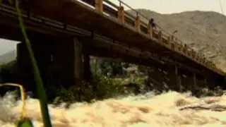 Puente Girasoles en Chaclacayo a punto de caer por crecida del Río Rímac