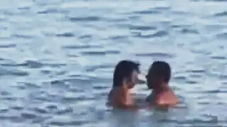 Playa brasileña recibió a una peculiar pareja de amantes