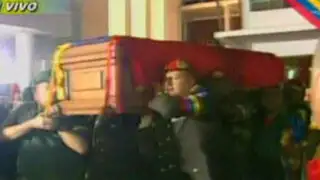 Noticias de las 6: últimas imágenes del cortejo fúnebre de Hugo Chávez