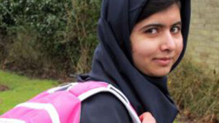 Malala, adolescente que fue baleada por talibanes, regresó a la escuela