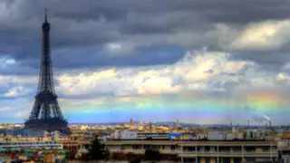 Impresionantes fotos de 'arco iris de fuego' en París