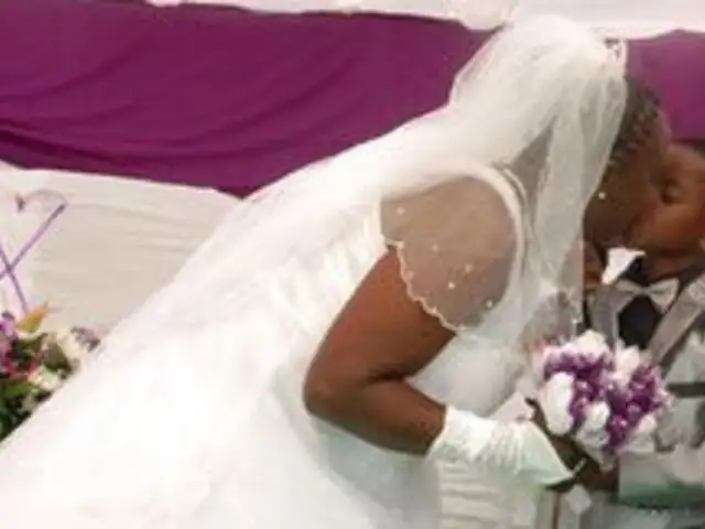 Sudáfrica: niño de 8 años y mujer de 61 se besan en polémico matrimonio