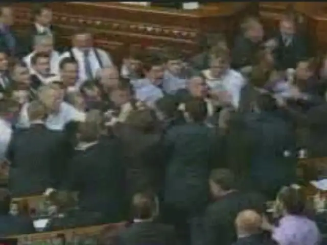 Diputados ucranianos protagonizaron singular gresca en sesión parlamentaria