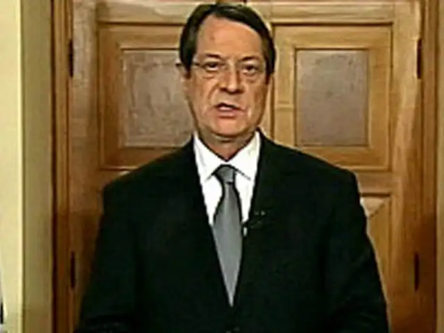 Presidente de Chipre recorta su sueldo en  25% por crisis económica