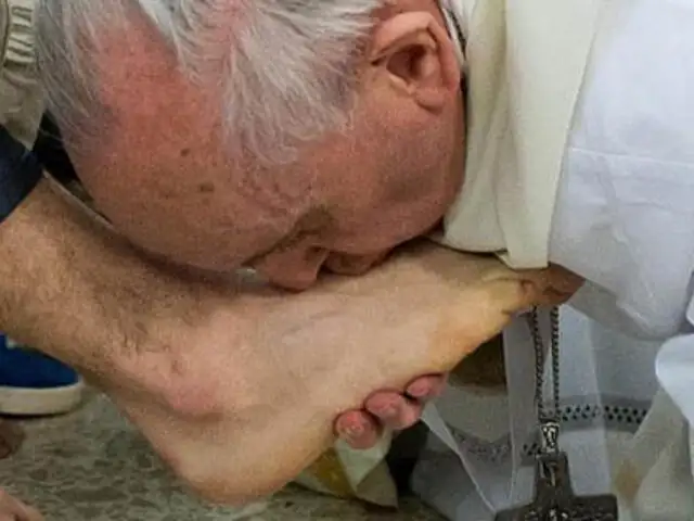 Papa Francisco lava los pies a doce presos durante misa de Jueves Santo