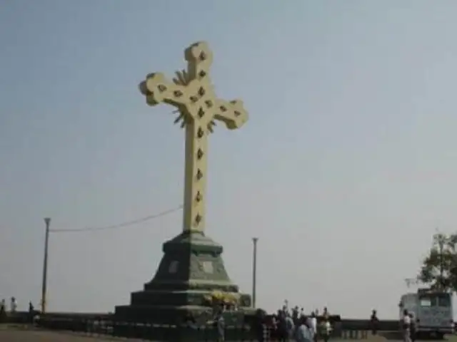 Fieles peregrinan a cima de cerro San Cristóbal para orar por Viernes Santo