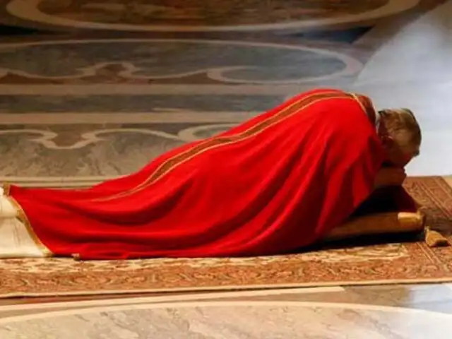 Papa Francisco rezó tendido en el suelo en ceremonia por Viernes Santo