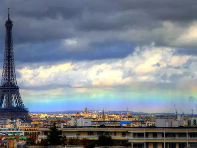 Impresionantes fotos de 'arco iris de fuego' en París