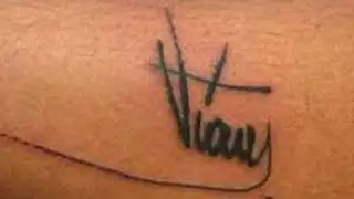Venezuela: cientos de jóvenes se tatúan firma de Hugo Chávez
