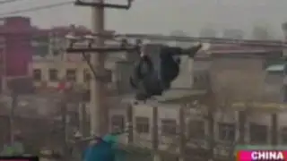 China: hombre casi muere al realizar peligrosas maniobras en cableado