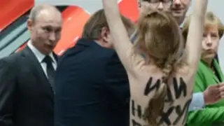 Activistas rusas se desnudan y le gritan 'dictador' a Vladimir Putin