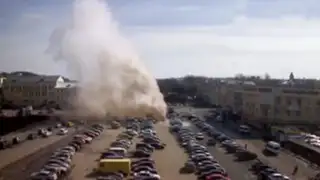 Géiser gigante explota en un estacionamiento de Rusia
