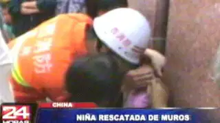 China: bomberos rescatan a niña atrapada de cabeza entre dos muros