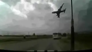 Impactantes imágenes de la caída de un avión estadounidense en Afganistán