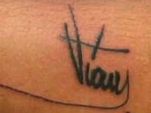 Venezuela: cientos de jóvenes se tatúan firma de Hugo Chávez