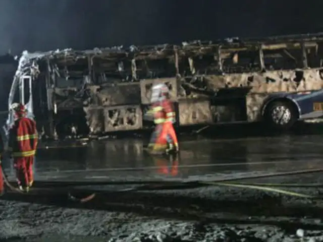 Bus interprovincial con 50 pasajeros a bordo se incendia en Áncash