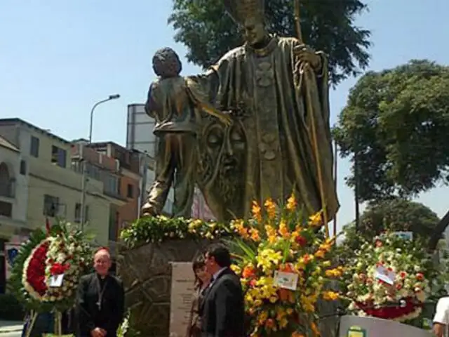Cardenal Cipriani inaugura estatua en honor al beato Juan Pablo II