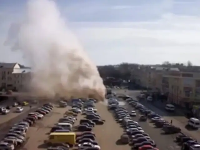 Géiser gigante explota en un estacionamiento de Rusia