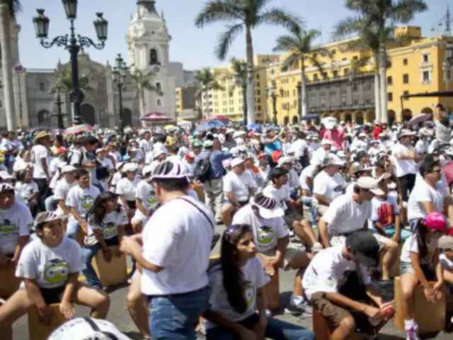 Más de 1,500 personas batieron récord Guinness tocando el cajón peruano