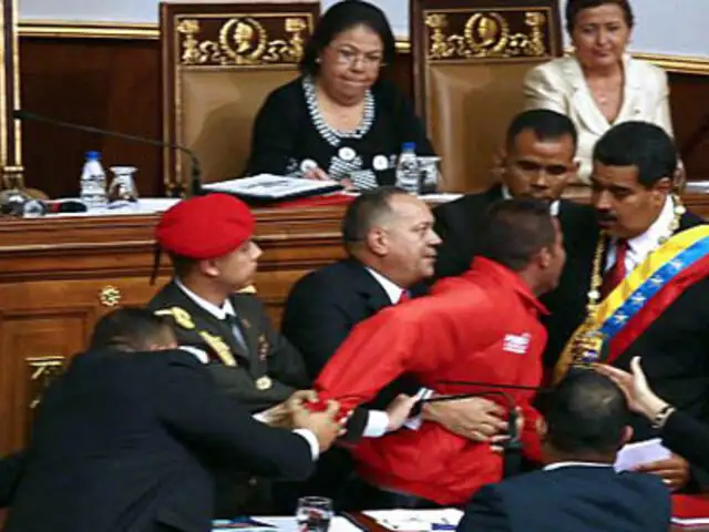 Hombre interrumpe y se abalanza sobre Nicolás Maduro durante investidura