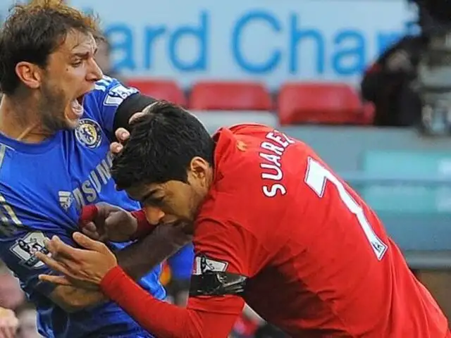 Luis Suárez se disculpa con el defensa del Chelsea por morderle el brazo