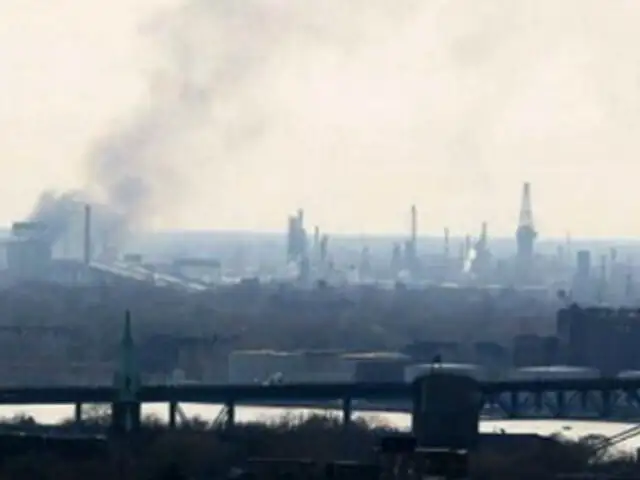 Bomberos controlaron incendio tras explosión en refinería de Detroit