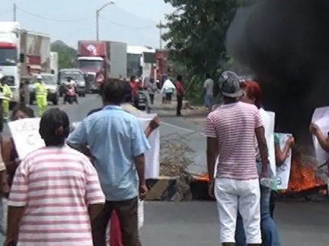 Tumbes: Decenas de vehículos varados por bloqueo de Panamericana Norte