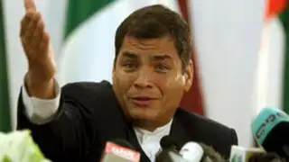 Cuestionan a presidente Correa por apoyar al embajador Riofrío
