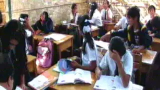 Chimbote: escolares reciben clases en la calle y en salones de esteras