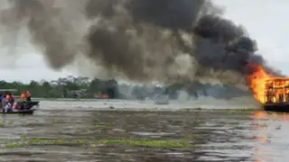 Puno: fuego consume embarcación y deja a una persona herida