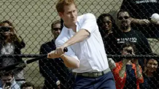Noticias de las 7: Príncipe Harry juega al béisbol en Nueva York