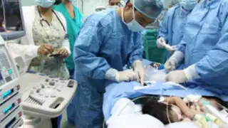Médicos separan exitosamente a siamesas que compartían el hígado