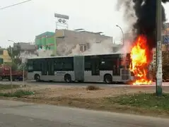 Comas: bus del Metropolitano se incendió cerca a la estación Naranjal