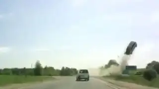 Impactantes imágenes de auto que sale volando tras choque en Rusia