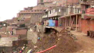 SMP: 42 familias se quedan sin agua al colapsar muro de contención